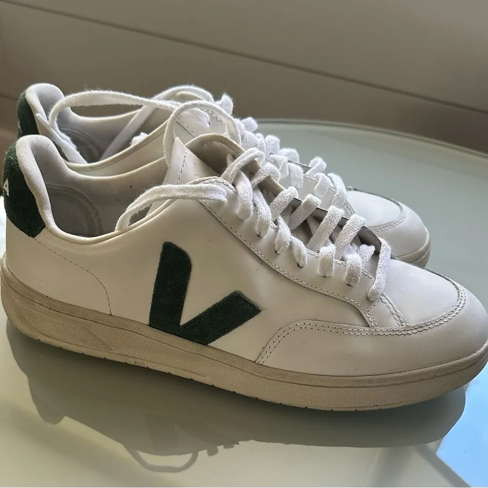 VEJA V-12 LEATHER
Extra White / Cyprus - Image 4