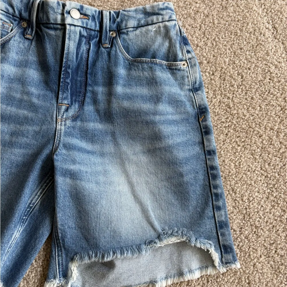 Good American distress ripped jeans 8 inch shorts size 26/2 NWT - Image 5