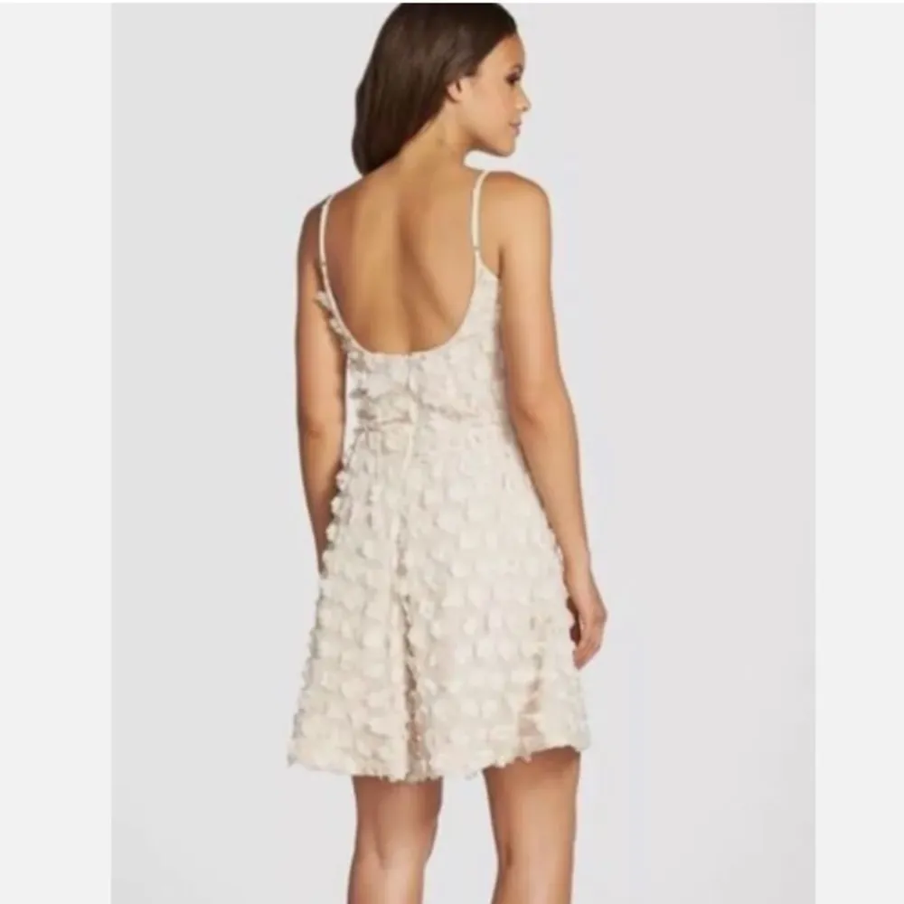 DRESS THE POPULATION FLORAL APPLIQUÉ DRESS - Image 2