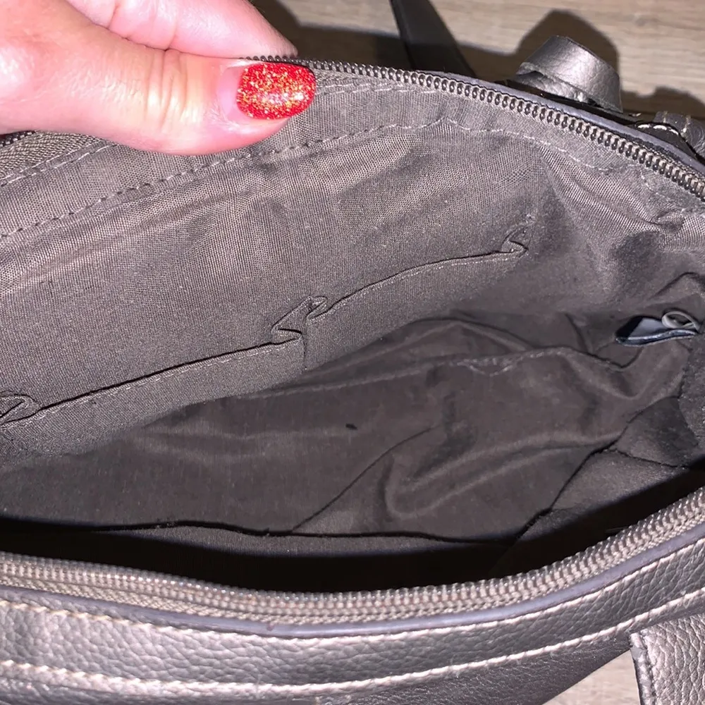 Croft & Barrow silver leather handbag - Image 9