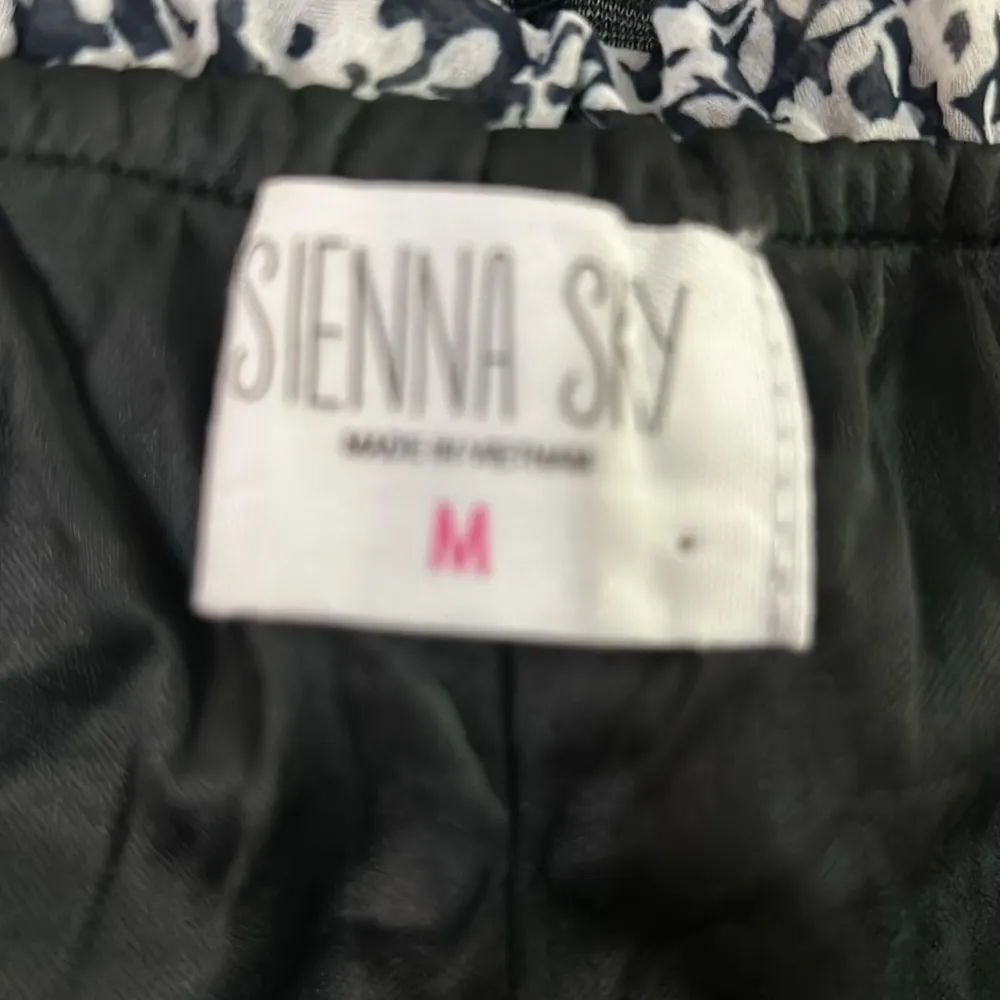 Sienna Sky M black ‎ and white flower patterned pull on skirt NWOT - Image 8