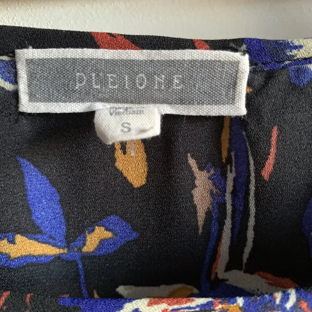 Pleione Long-Sleeve Floral Blouse with Keyhole Neckline in Small Size - Image 6