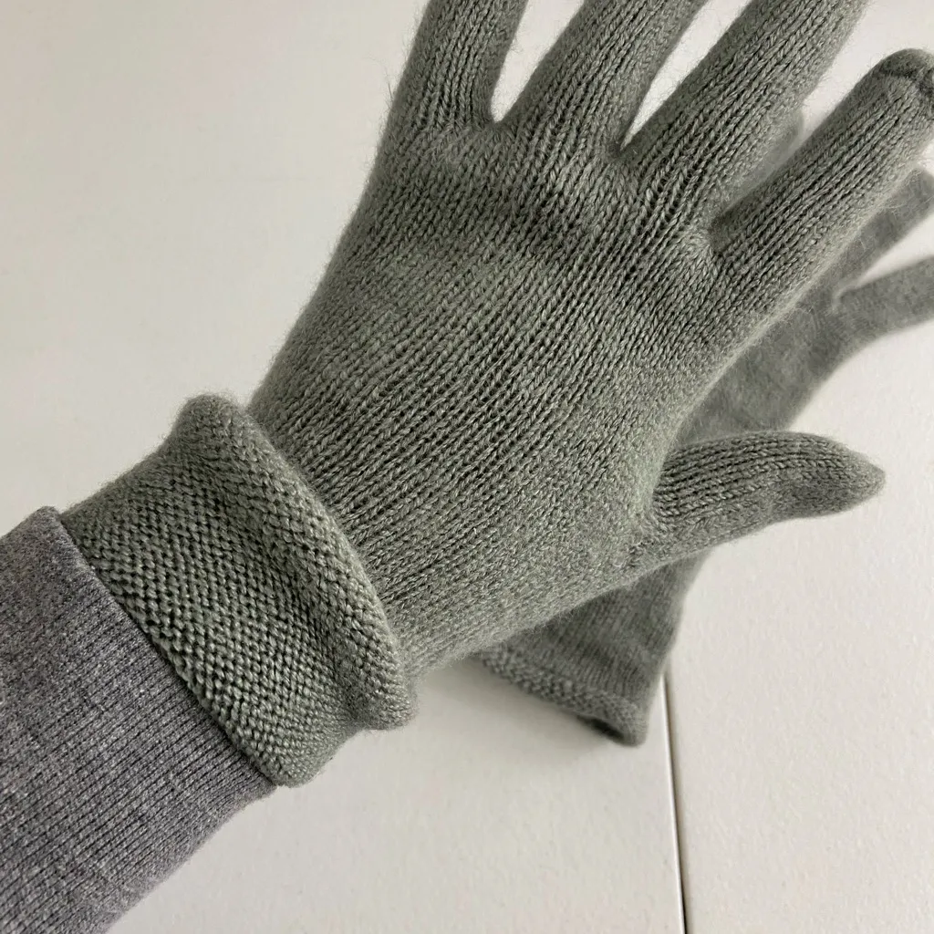 EUC women’s soft knit long foldable medium gray‎ warm winter gloves accessories Gray - Image 4