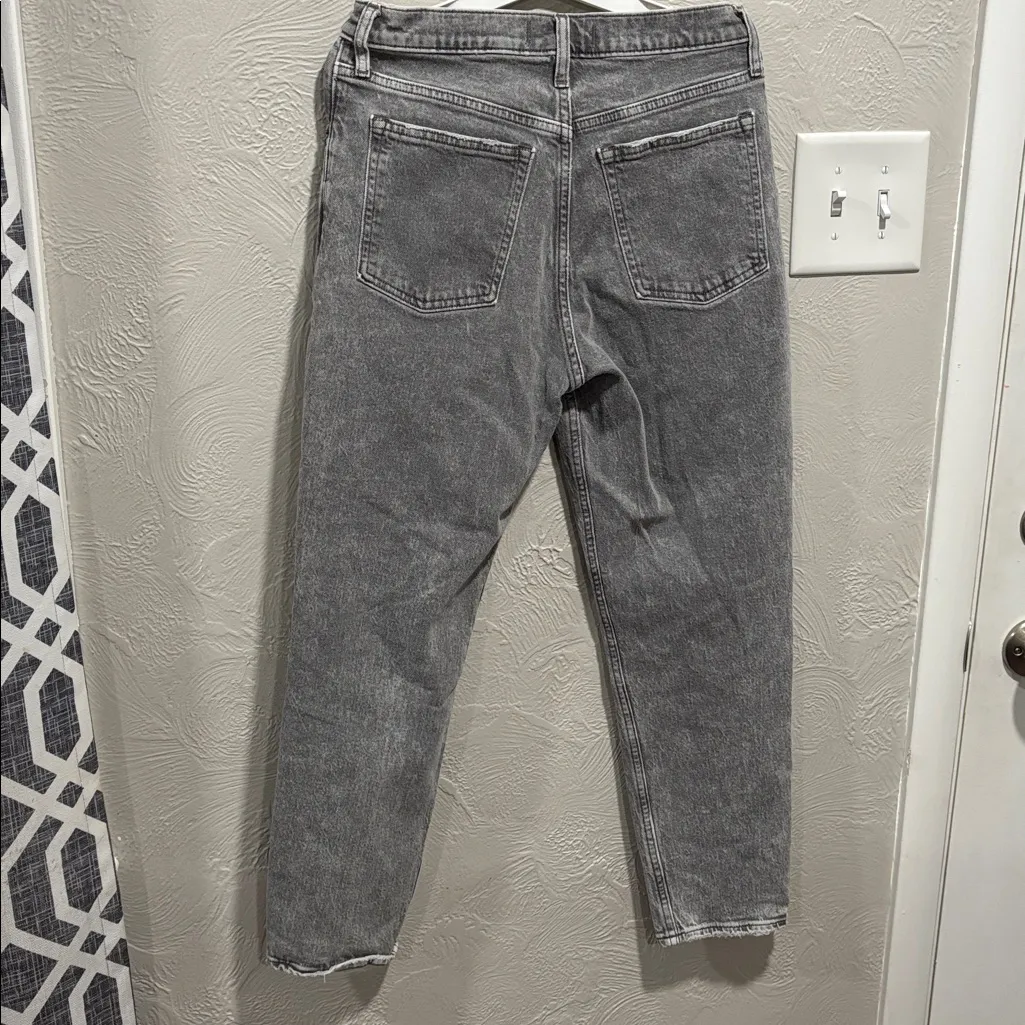 Abercrombie High Rise Mom Jeans in light grey wash size 28/6 - Image 4