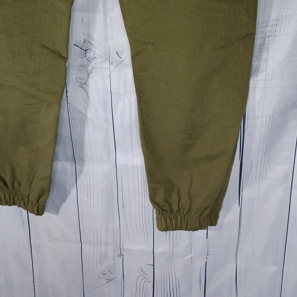 Bershka Women's Olive Green Cargo Pants NWT - Image 11