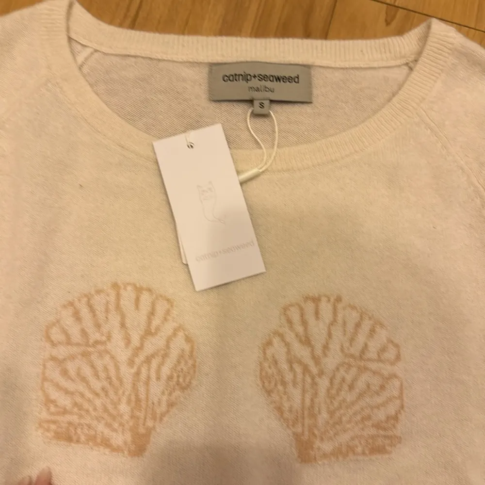 the cashmere broken shell sweater in white - Image 2