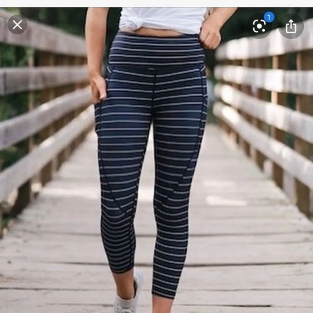 Zyia black stripe pocket light tight capris Size 6 - Image 2