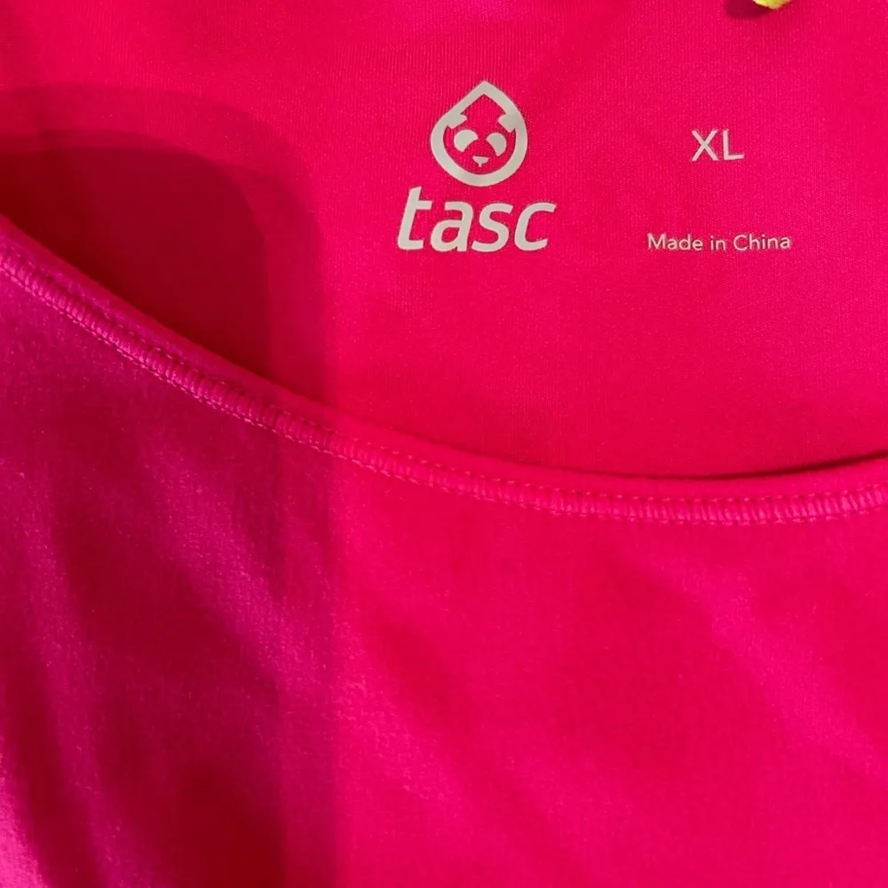 tasc Sculptive Crop Tank Pink Size XL EUC Racer Back Key Pocket - Image 4