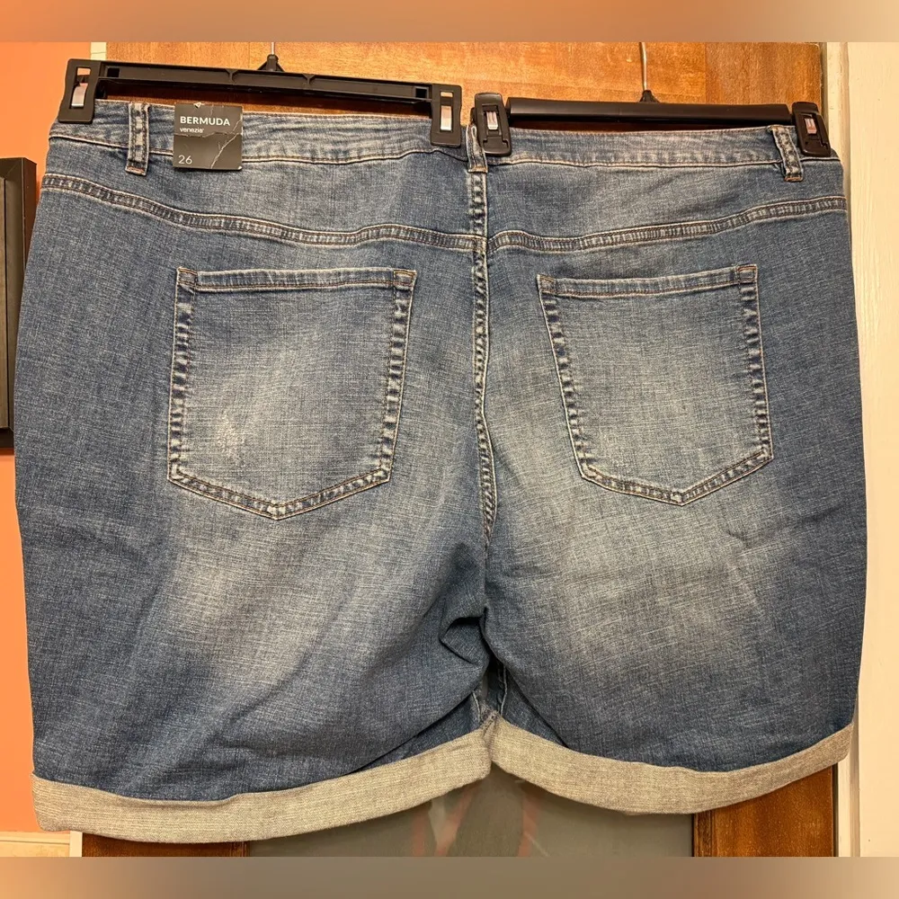 Venezia Woman’s Plus NWT Bermuda Roll Hem Med Wash Denim Shorts 26W Blue - Image 7