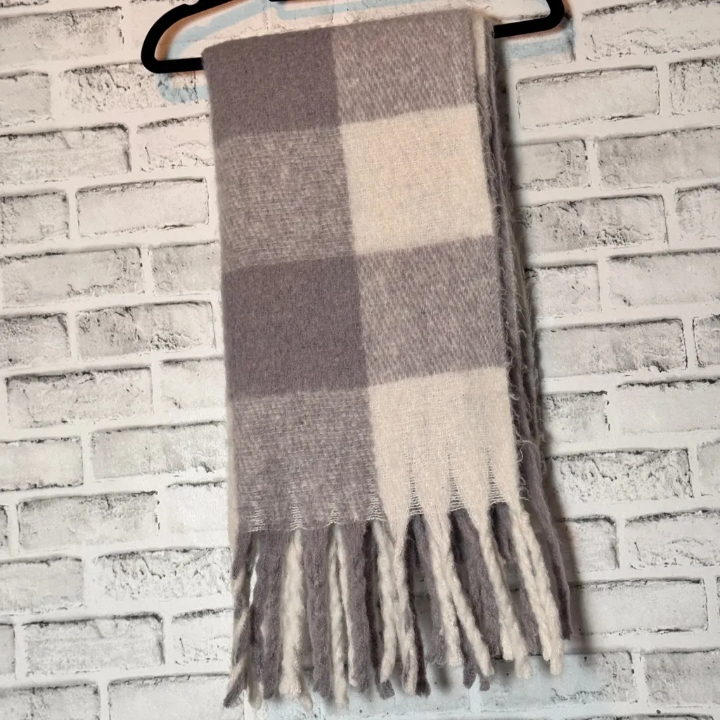 Steve Madden Gray and Cream Steve Madden winter Scarf‎ women’s - Image 3