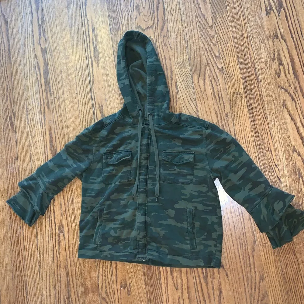 Sanctuary Camouflage Ruffle Sleeve Hoodie Jacket - Image 3