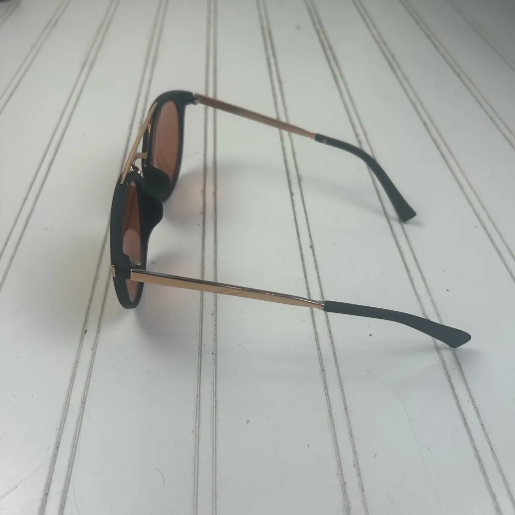 Vintage Round Sunglasses ā Black Frame, Gold Arms, Brown Lenses - Image 4