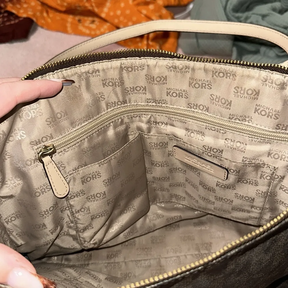 Michael Kors Jet Set East West Signature Zip Tote Bag - Image 13