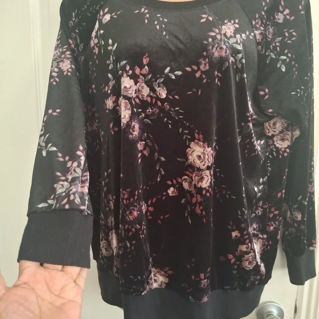 Torrid Sz 1 Black Floral Sweatshirt - Image 6