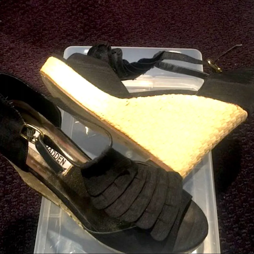 Black ruffle wedge sandal - Image 6