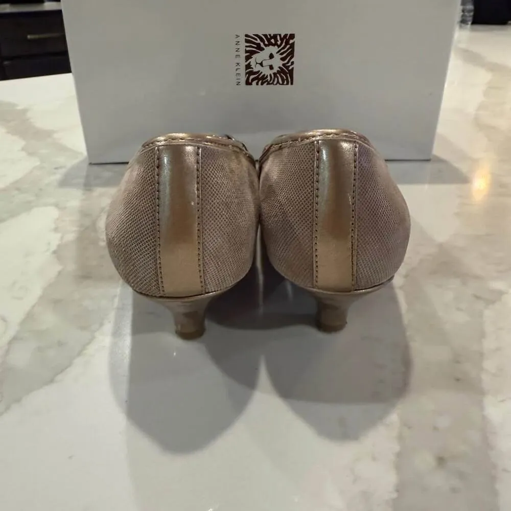 Anne Klein iFlex Pointed Toe Leather Kitten Heels Womens 7.5M Taupe Chain Accent - Image 3