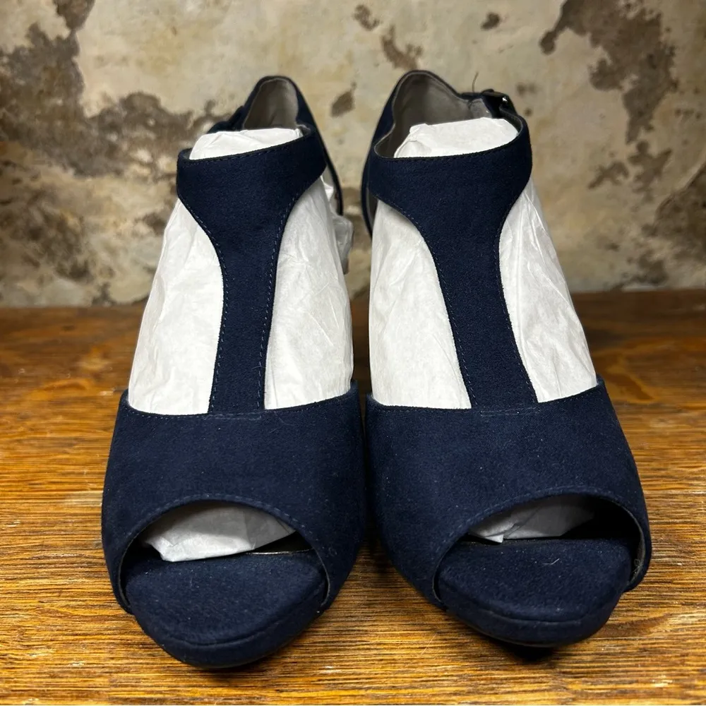 NWOT Bandolino Navy Blue Faux Suede T-Strap Open-Toed Heels: Size 9.5 - Image 7