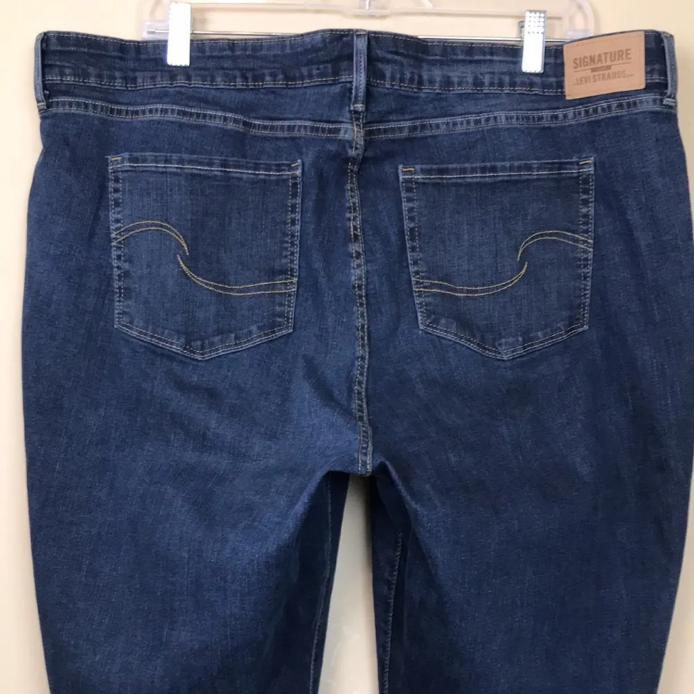 Levi Strauss Signature Gold Women’s Mid-Rise Capri Dark Wash Denim Rolled Hem - Image 8