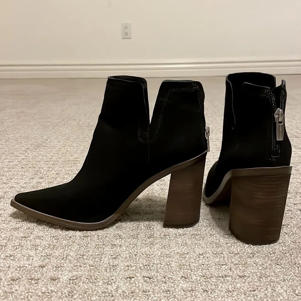 NWOT- Vince Camuto Black Welland Leather Pointed Toe Heeled Booties - Image 3