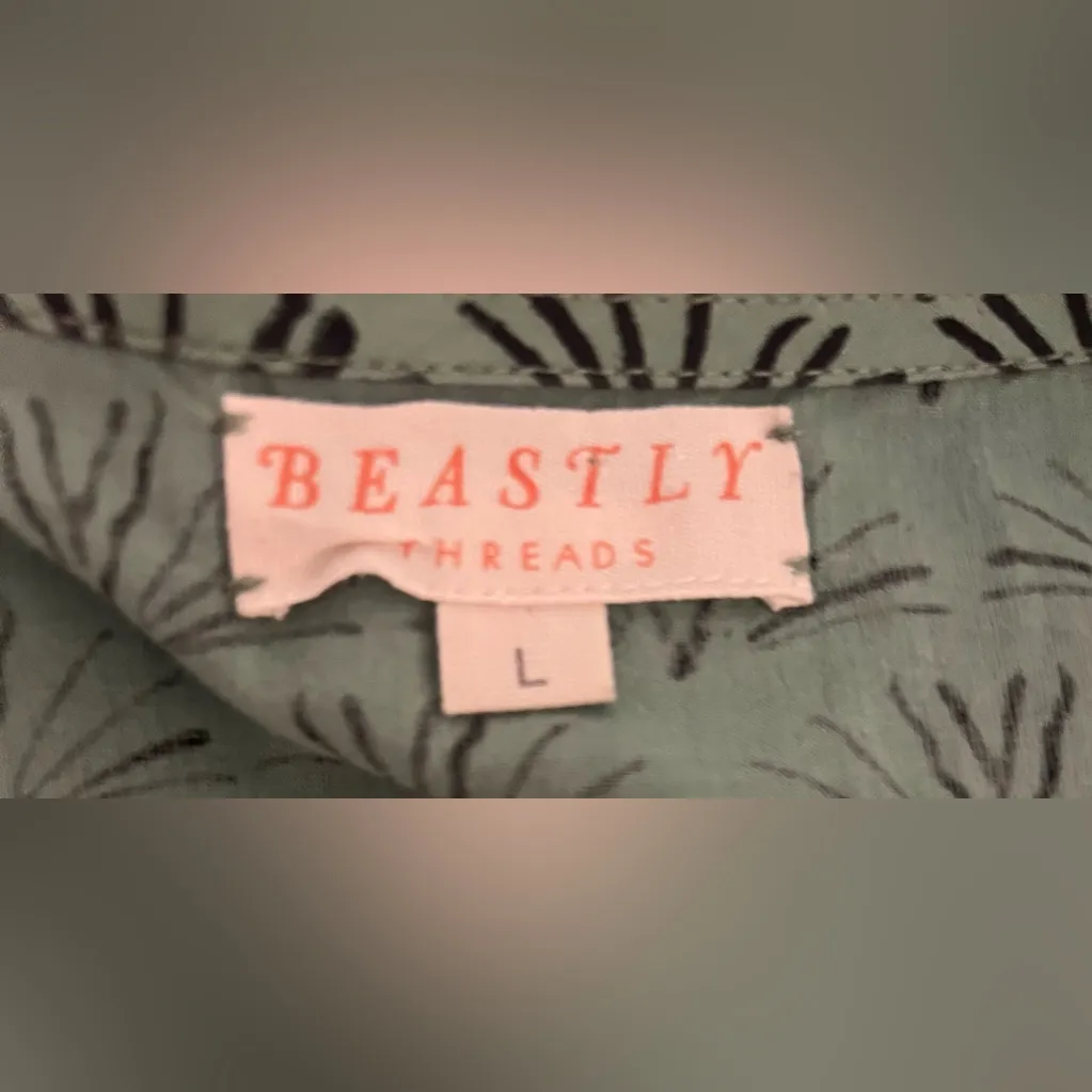 Beastly Threads Green Blackbuck Puffy
Sleeve Blouse Size L - Image 4