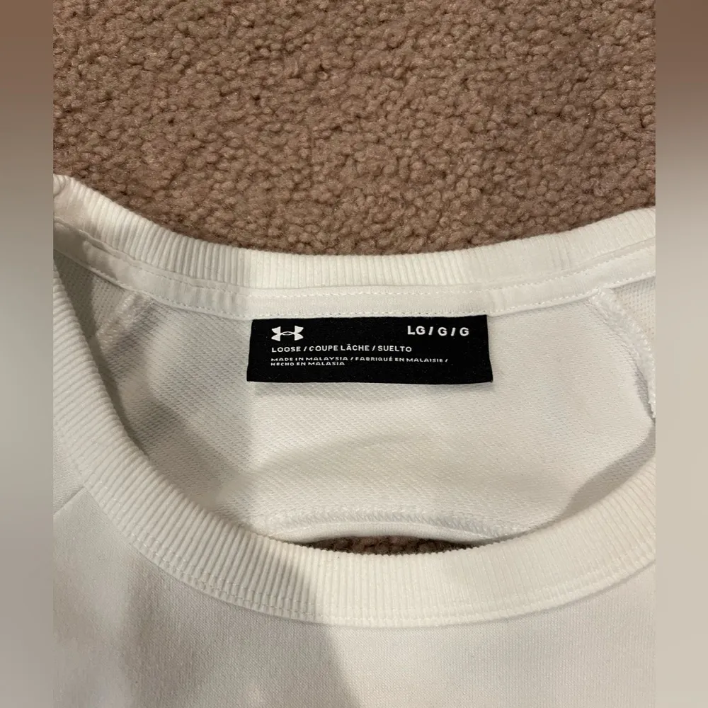 Women's UNDER ARMOUR white loose baggy short sleeve too - Image 2