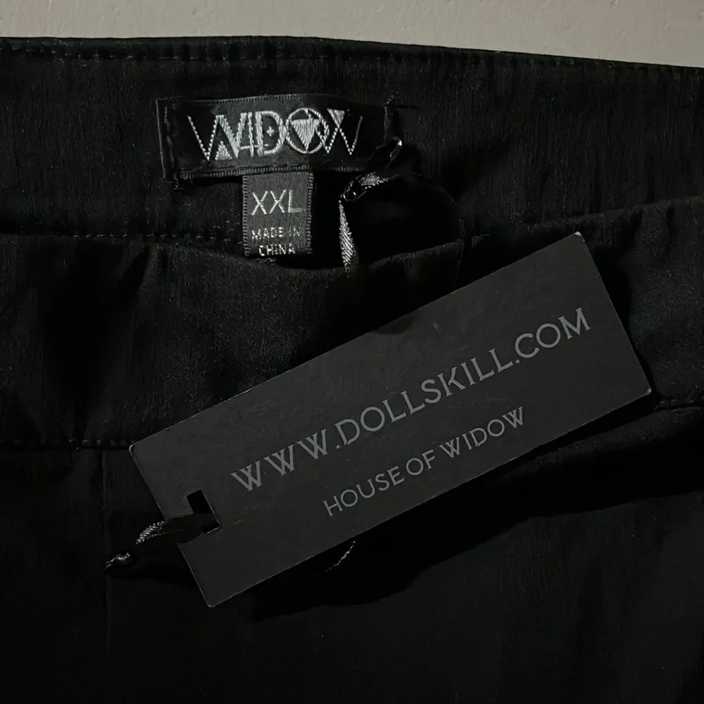 Widow x Dolls Kill NWT Size XXL Black Lace Trim Flare Leg Garter Shorts Pants - Image 6