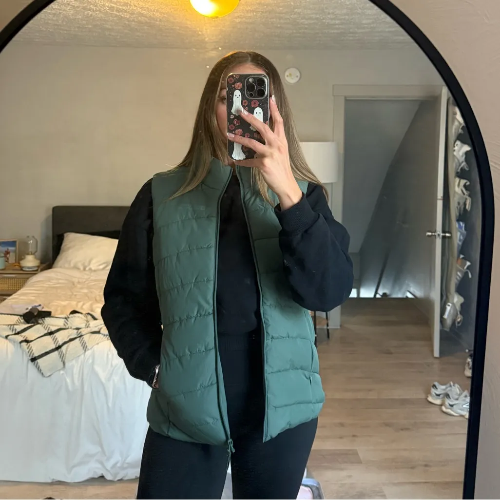 Mountain warehouse green vest - Image 4