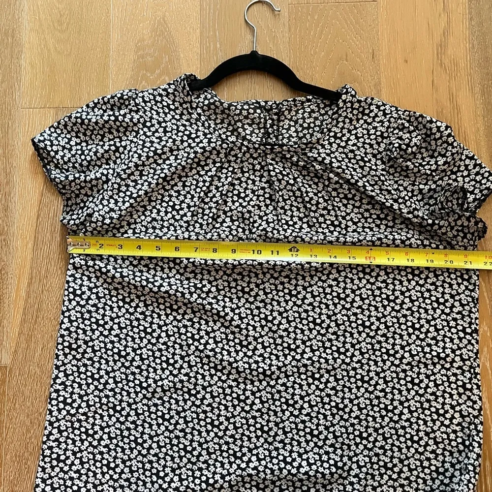 Black white and yellow floral top, slightly sheet Size M - Image 7