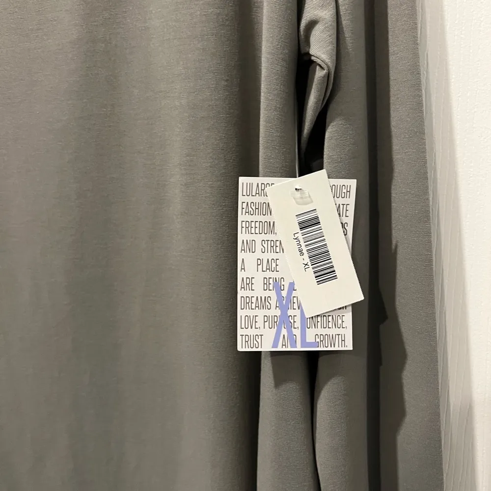 🌚LuLaRoe Lynnae Long Sleeve Top XL - Image 2