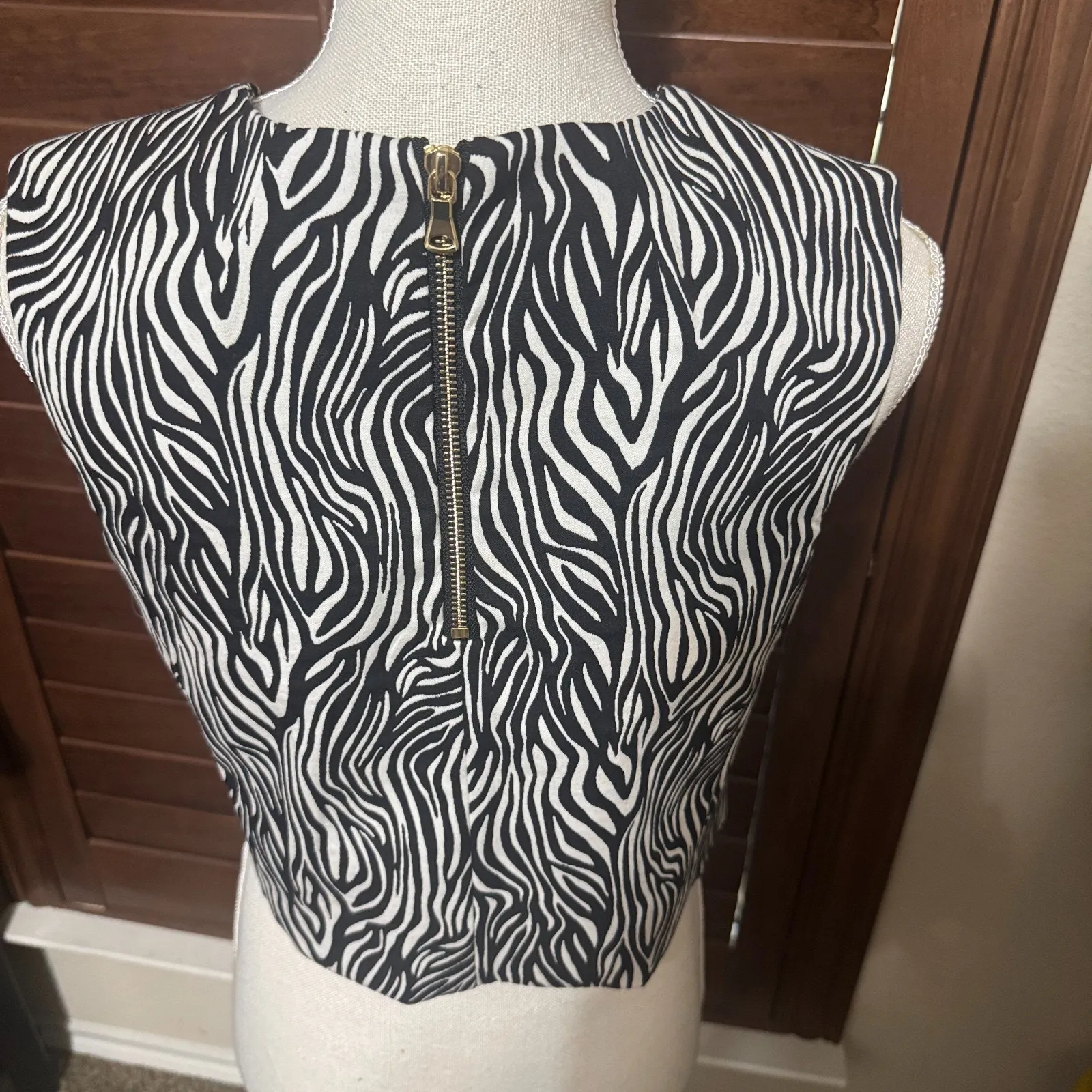 Milly NY Zebra print sleeveless top blouse zippered back sz 8 Old money career - Image 3