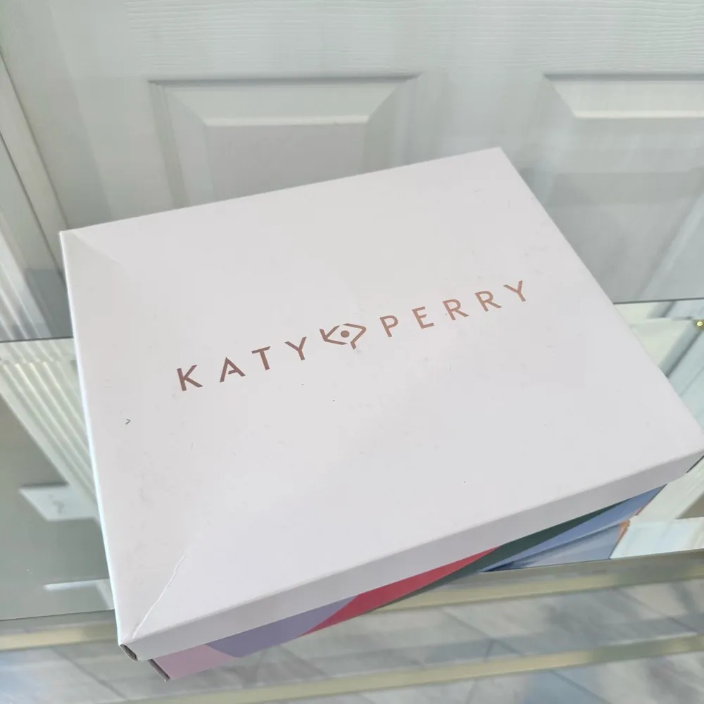 NIB KATY PERRY The Editor Satin Cashmere Pink Feather heels Sz 9 - Image 10