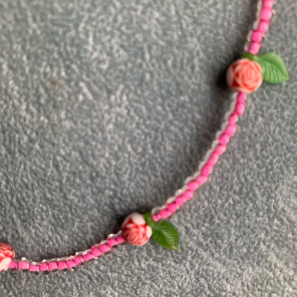 Vintage pink beaded necklace and hoop earrings set with pink flower beads - Image 4