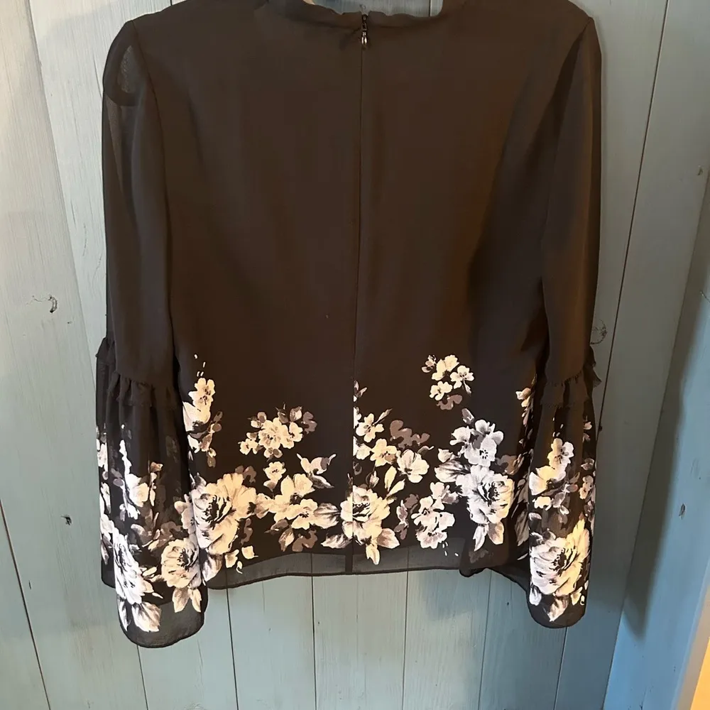 NWOT WHBM Women's Size 4 Black White Floral Choker Neck Blouse - Image 3