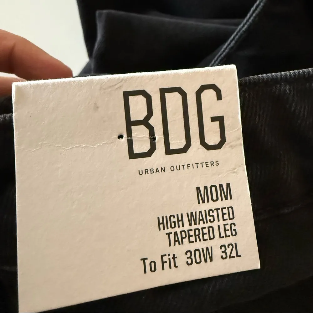 BDG Mom High Rise   Tapered  Jeans Black Size 30 Denim Vintage Wash New - Image 6