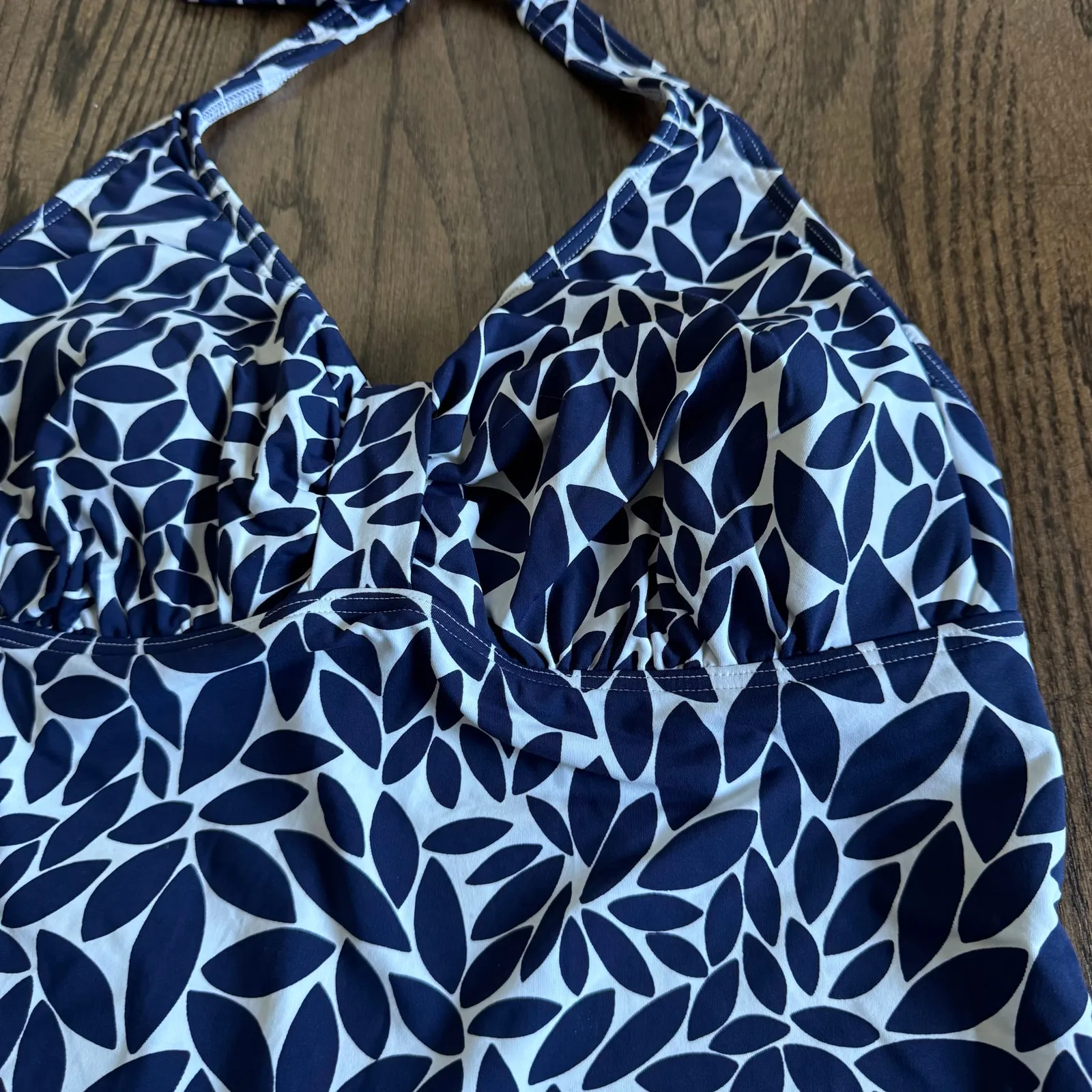 Lands End Women Black White Leaf Floral Halter Tankini Swim Suit Top Size 14 DDD - Image 3