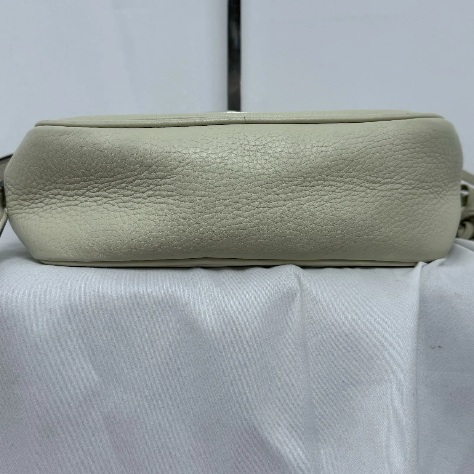 Gucci  Pebbled Calfskin Small Soho Disco‎ Bag Off White Authentic With Tassle - Image 5