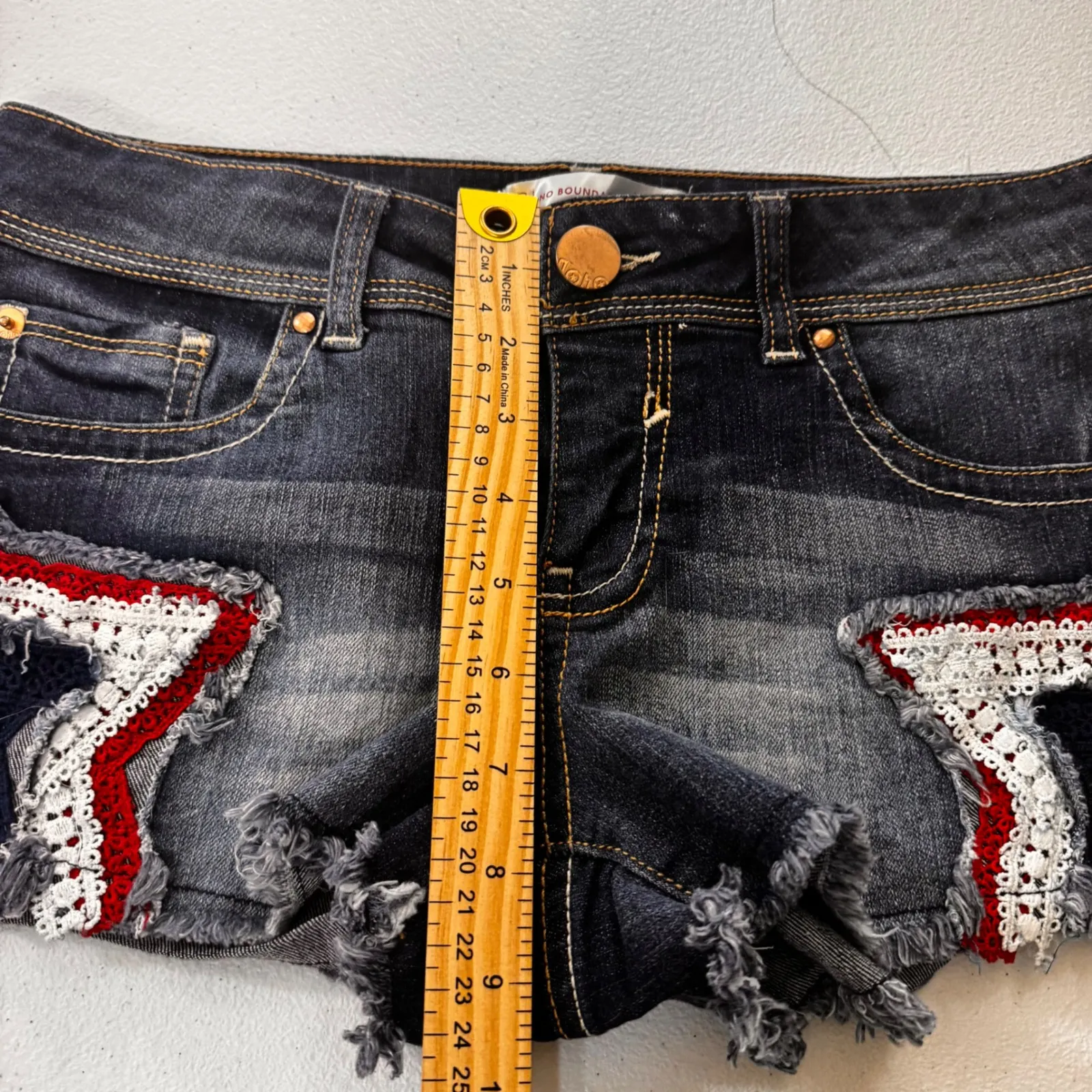 No Boundaries Star Patch Denim short shorts patrotic 4th JULY  Frayed Cuffs Sz 9 - Image 4