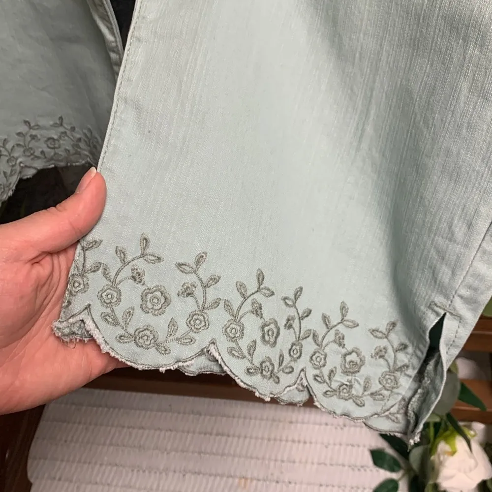 Gloria Vanderbilt Scalloped Embroidered Capri Pants Size 16 Seafoam Green Jeans - Image 2