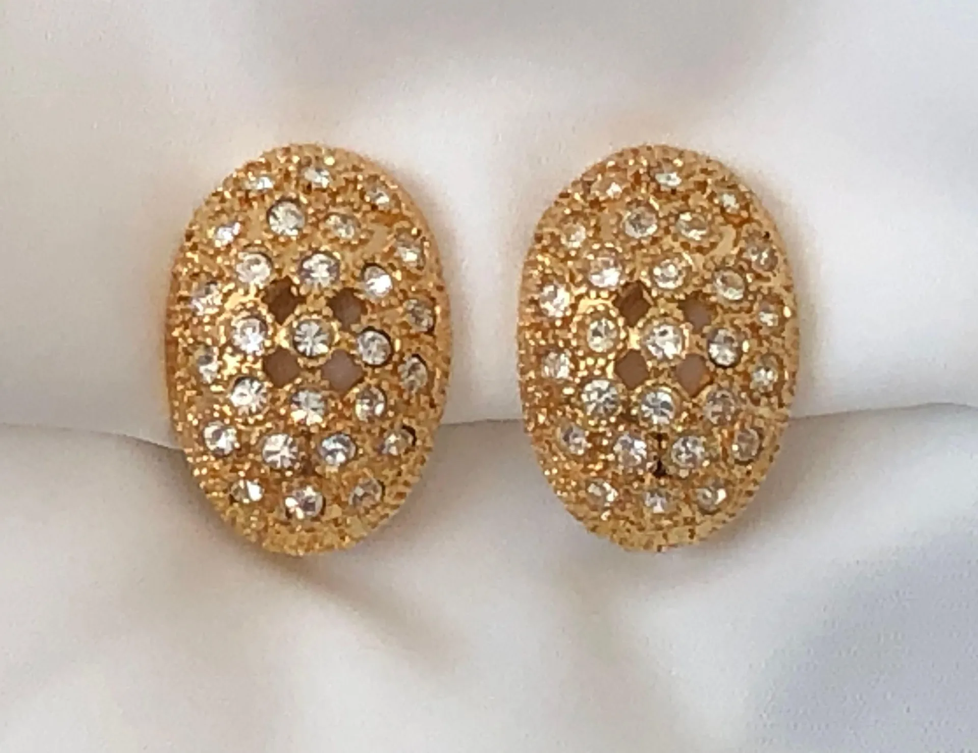 Glamorous Vintage Gold Tone & Sparkly Rhinestones Clip On Earrings - Image 2