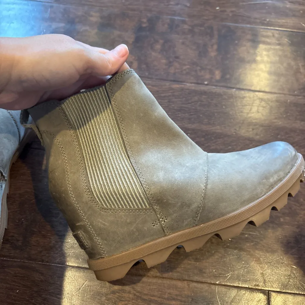 Sorel Joan of Arctic Wedge II Chelsea boot Khaki II - Image 5