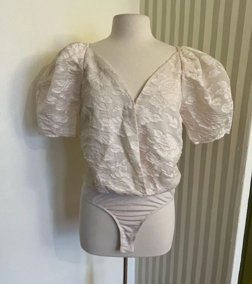 The Label - Colby Puff Sleeve Bodysuit in Cream - Image 4