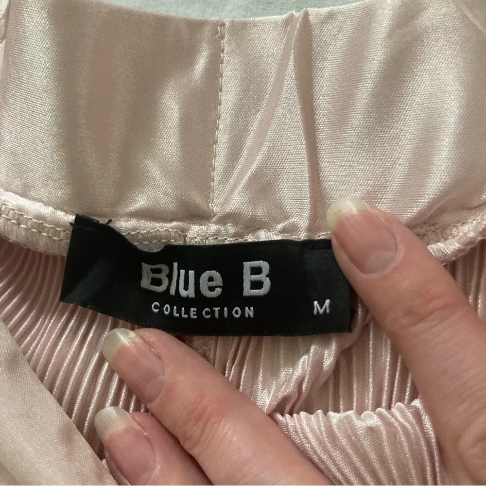 Blue B Satin Ribbed Sleek Shorts Size Medium Light Pink - Image 3
