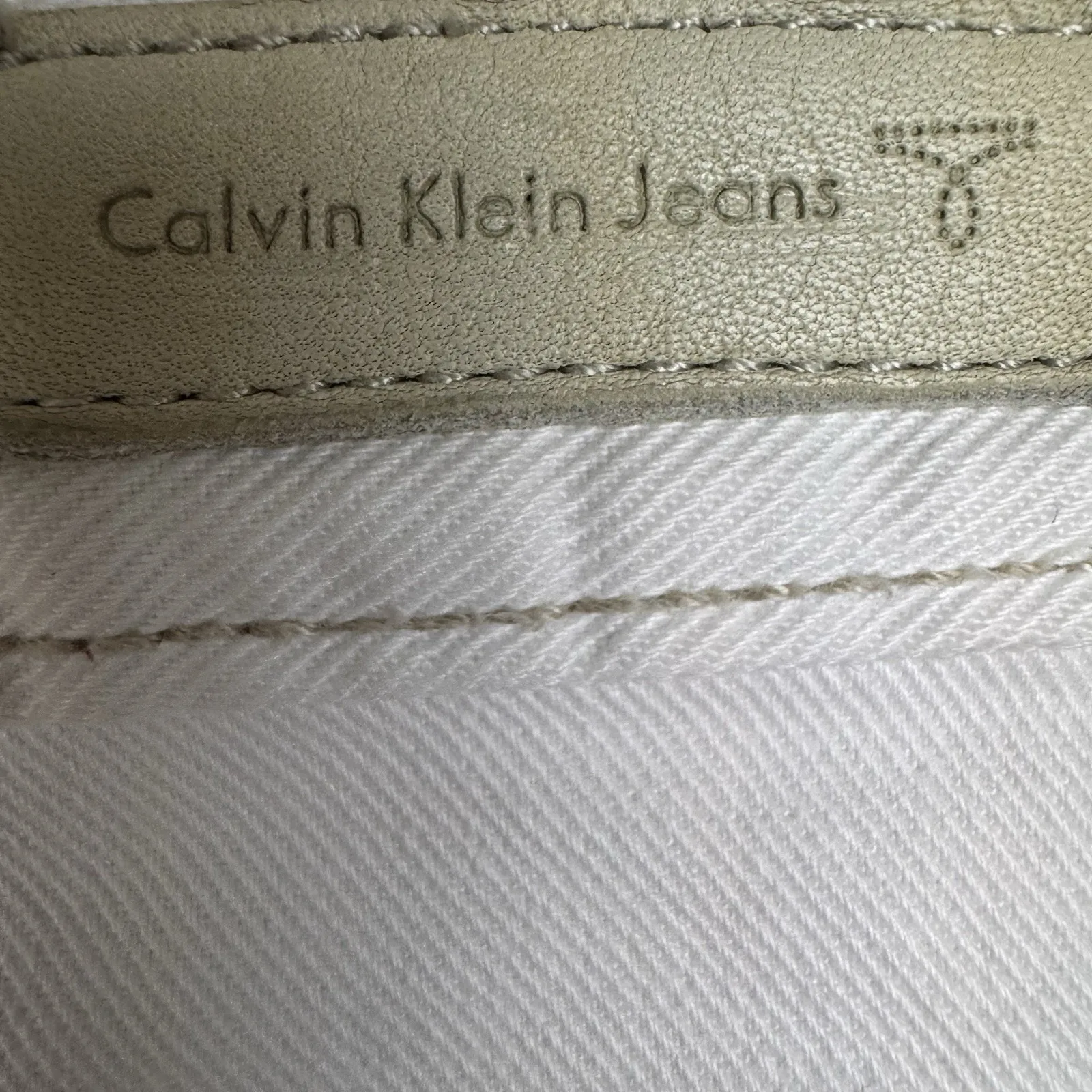 Calvin Klein Women's Sz 2 White Denim Jeans Low Rise Flare 30x27‎ Short - Image 4