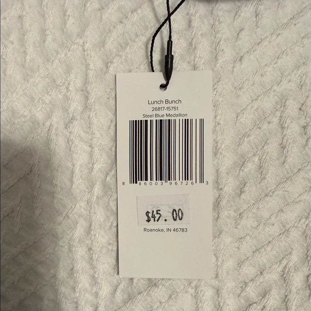 Vera Bradley Navy and White Quilted Lunch Box - Image 2