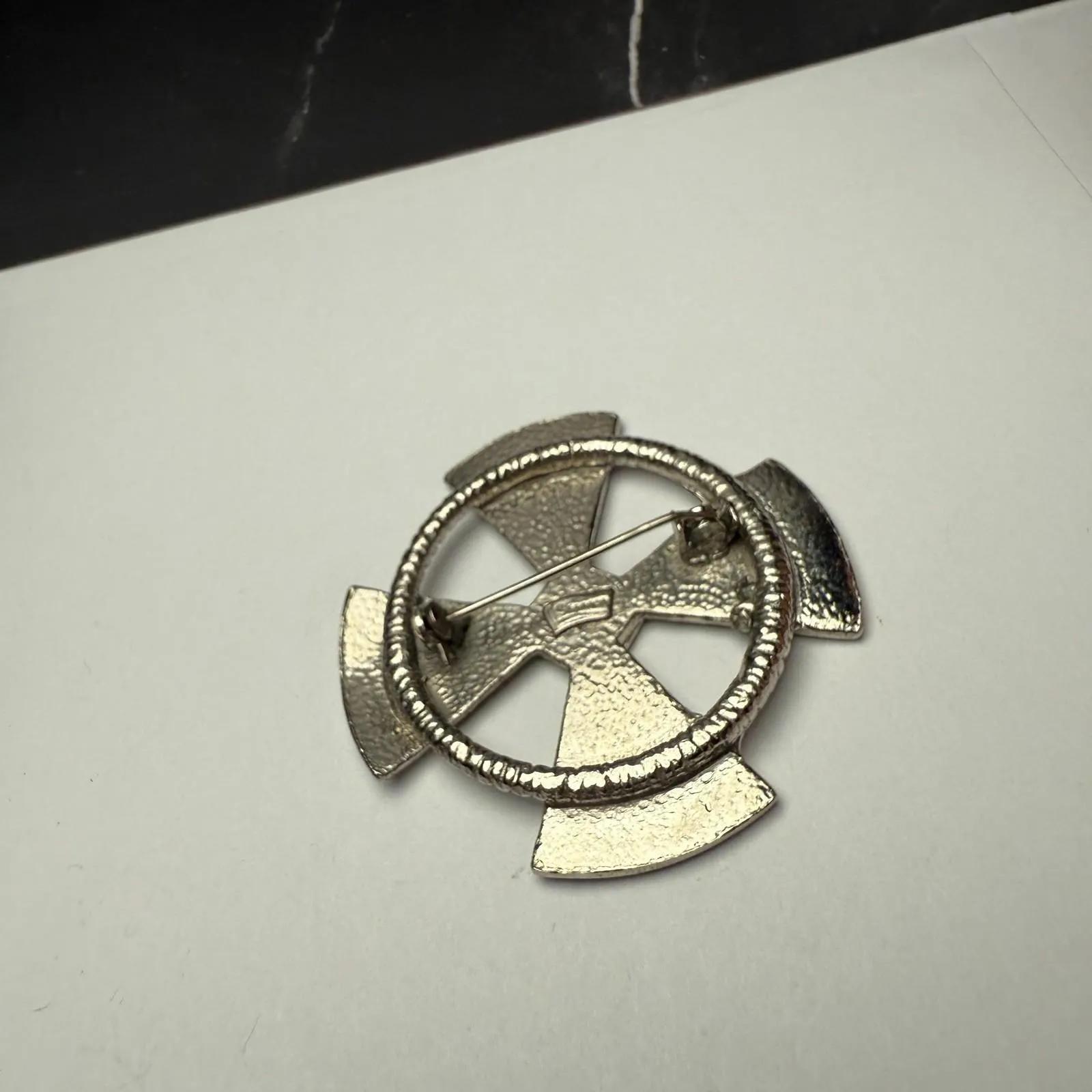 Shannon Signed Celtic Cross Brooch Pin Silver Tone / Green - Image 13