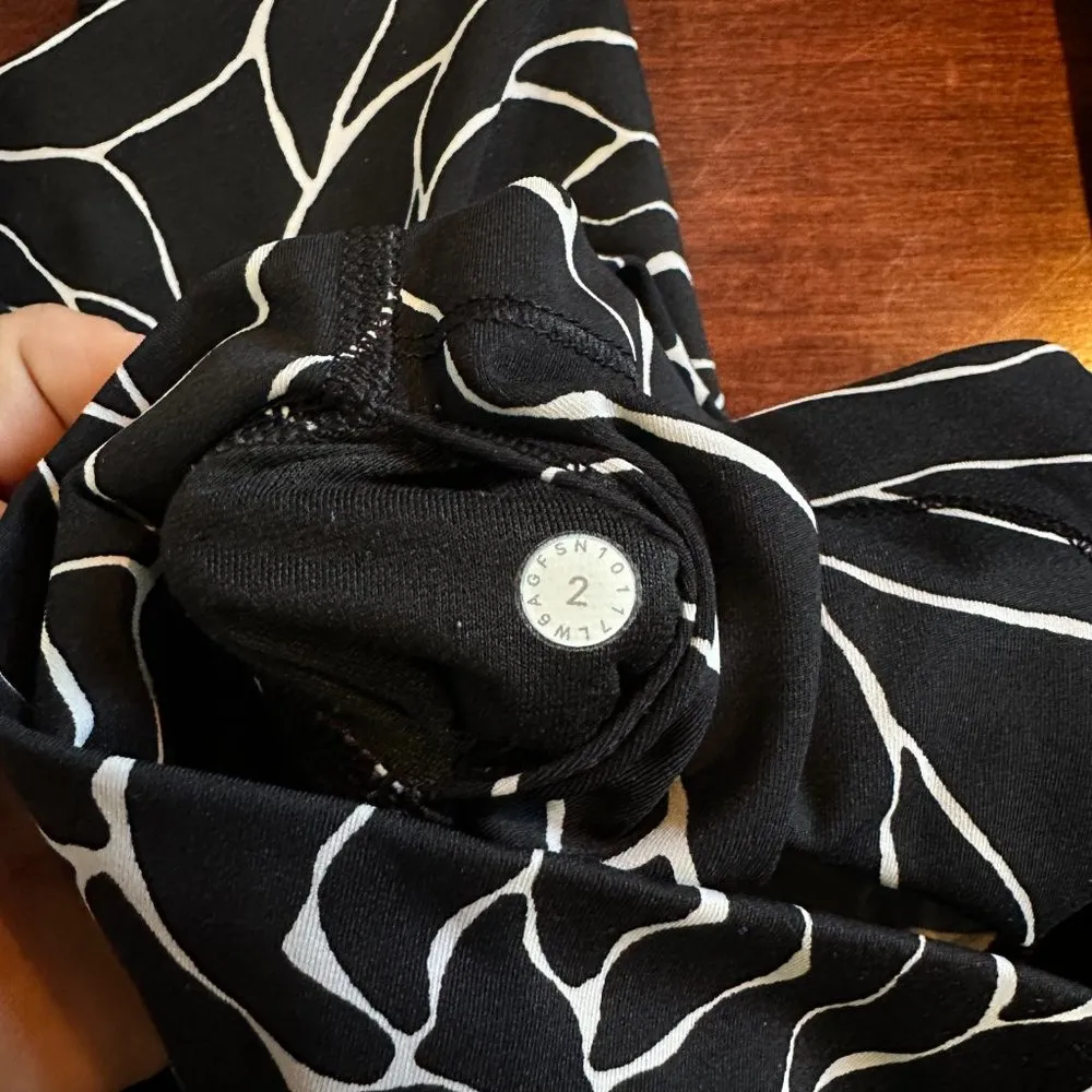 RARE LULULEMON Rose Patterned Crop Tights Leggings - 2 - Image 5