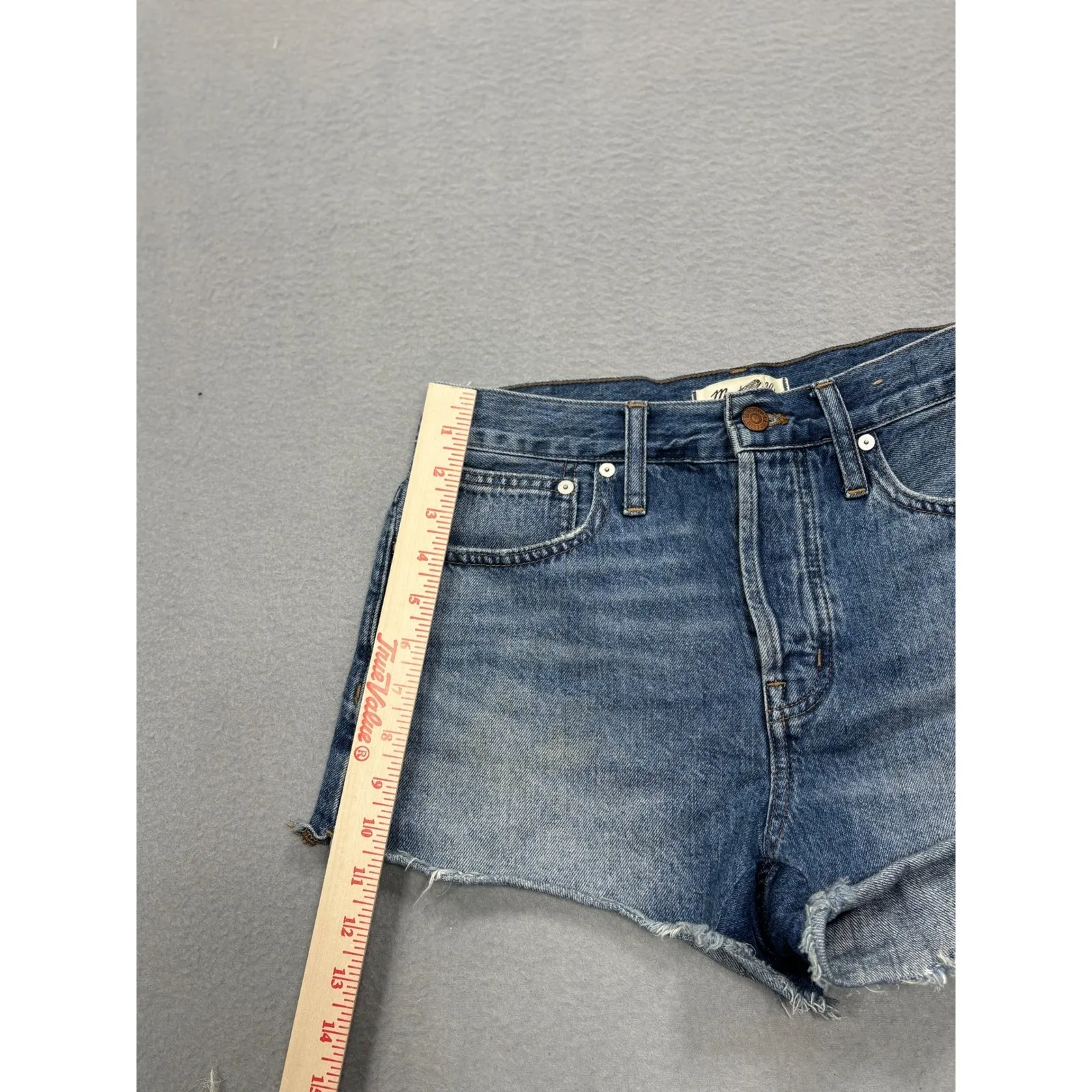 Madewell Women's 26 Relaxed Denim Shorts Raw Hem Blue Cut Off High Rise - Image 9