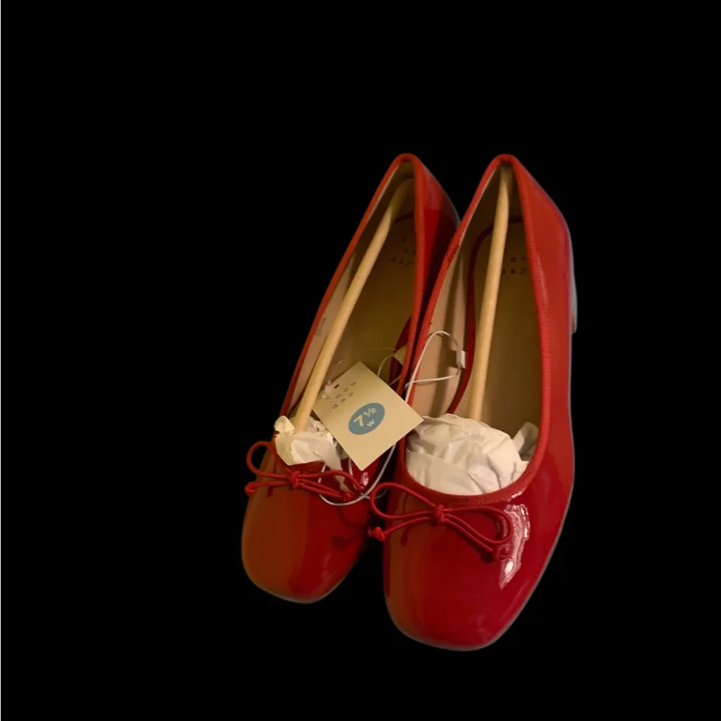 Chic Red Patent Leather Pumps - Image 2