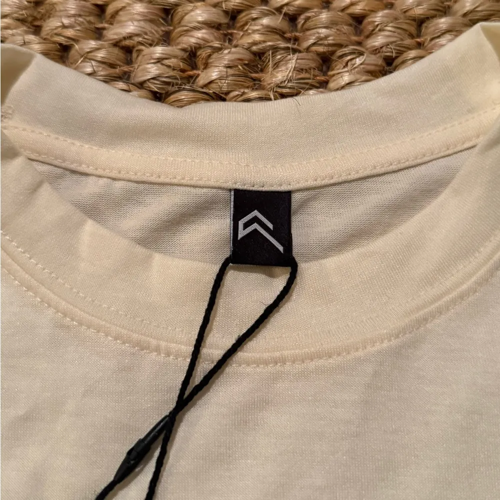 Oner Active NWT go to muscle crop tank in off white women’s size medium - Image 8