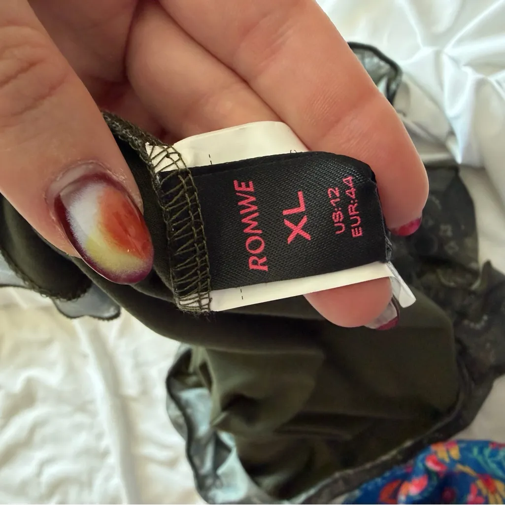 Romwe Green Long Sleeve Off the Shoulder Top - Image 2